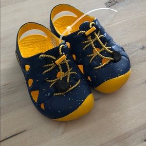 Keen boys water shoes size 5